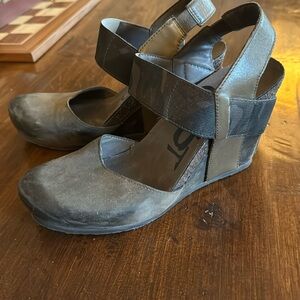 OTBT brown leather wedges - like new